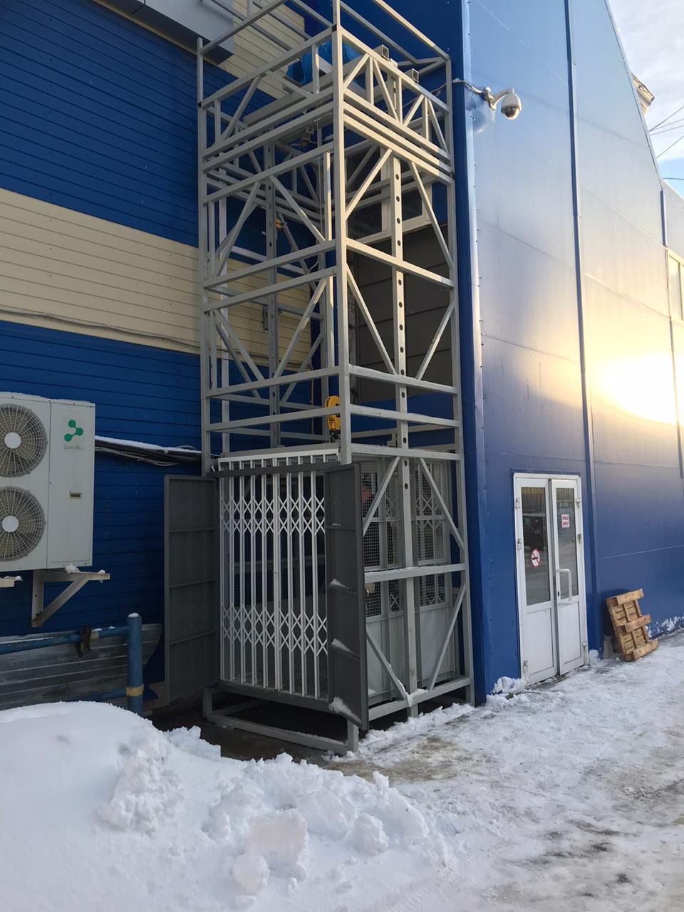 Подъемник грузовой в металлокаркасной шахте, 1000 кг, Саранск