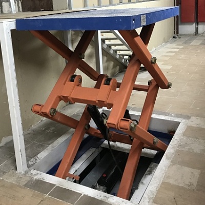 Ножничный стол