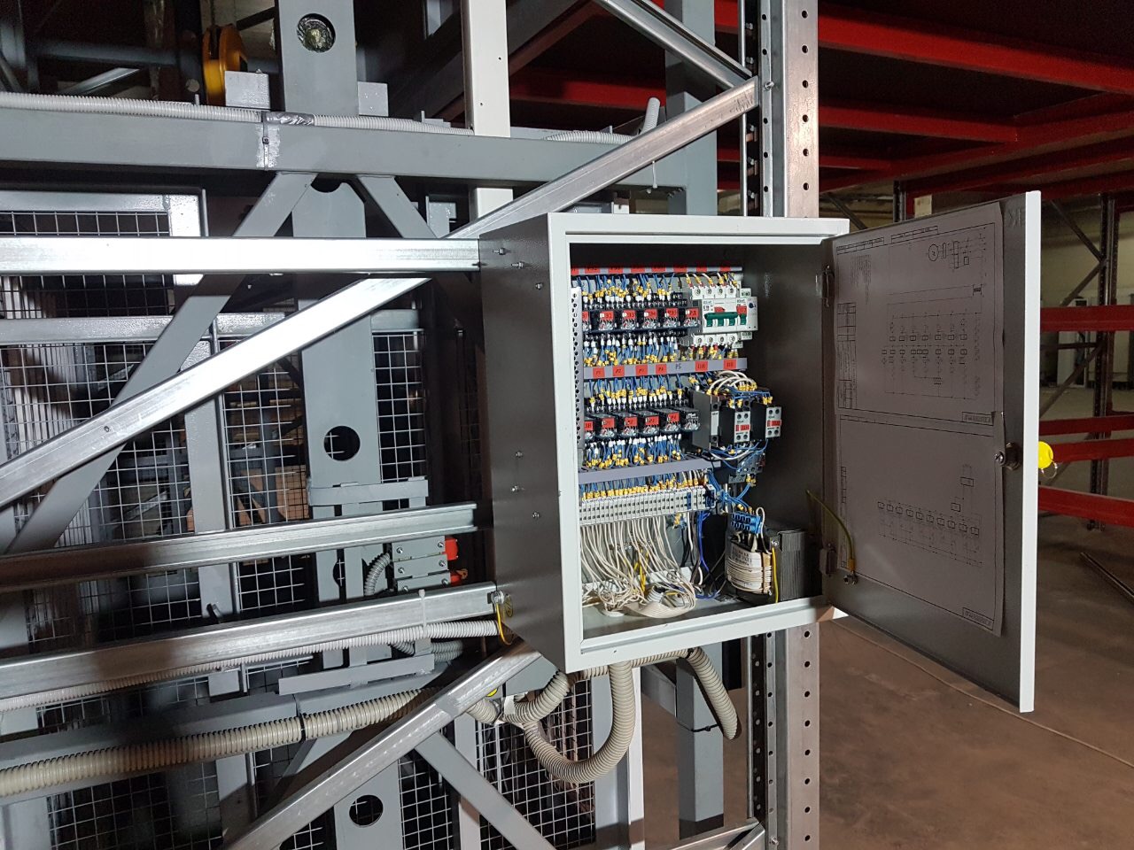 Подъемник грузовой в металлокаркасной шахте, г/п 1000 кг, Апаринки