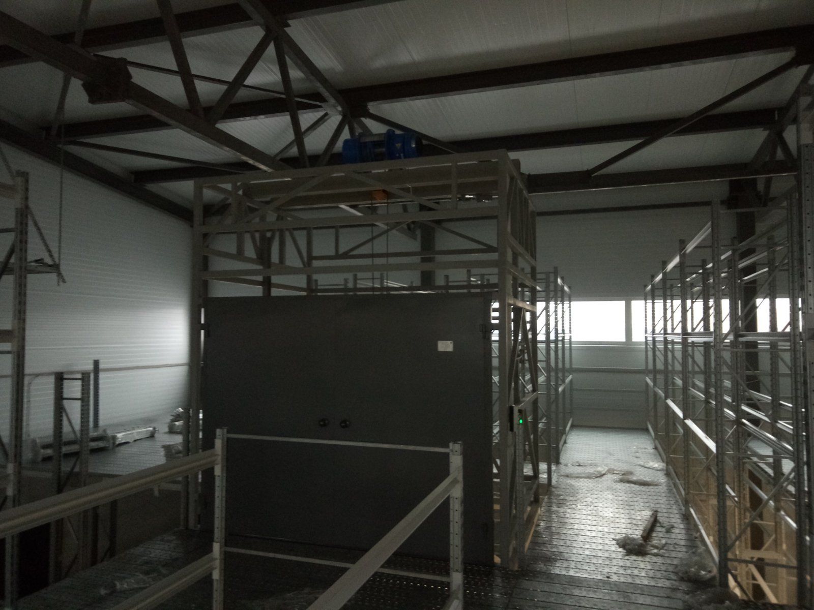 Подъемник в металлокаркасной шахте, 1000 кг, Казань