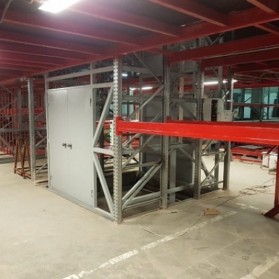 Подъемник грузовой в металлокаркасной шахте