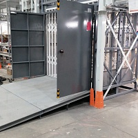 Грузовой подъемник в металлокаркасной шахте, 2000 кг (Уфа, Складской комплекс)